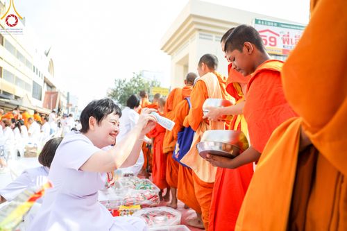 ภาพ No.343207:วันอาทิตย์ที่ 16 สิงหาคม พ.ศ.2569 พิธีตักบาตรพระ 10,000 รูป นานาชาติ ปีที่ 23 คณะสงฆ์ 4 ประเทศ 14 จังหวัดภาคใต้ น้อมถวายเป็นพุทธบูชา ทำบุญเพื่อแม่- พ่อ ณ ถนนนิพัทธ์อุทิศ 3 อ.หาดใหญ่ จ.สงขลา