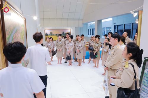 ภาพ No.311485:วันจันทร์ที่ 23 กุมภาพันธ์ พ.ศ. 2569 เปิดโลกทัศน์ผู้บริหารสถานศึกษายุคใหม่ เรียนรู้ต้นแบบการพัฒนาคนผ่านพลัง “บวร–V-Star” ผู้เข้ารับการพัฒนาตามโครงการ สพฐ. ศึกษาดูงานวัดพระธรรมกาย เสริมภาวะผู้นำคุณธรรมสู่การบริหารโรงเรียนอย่างยั่งยืน ณ อาคาร 100 ปี คุณยาย