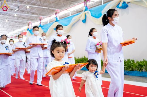 ภาพ No.86333:วันธรรมชัย ปีที่ 55 พิธีทอดผ้าป่ากฐินสมทบครั้งที่1, พิธีเจริญพุทธมนต์ ลูกนิมิตมหาสมบัติฯ พิธีจุดประทีป,พิธีฉลองชัยสวดมนต์บทธัมมจักกัปปวัตนสูตร วันอาทิตย์ที่ 27 สิงหาคม พ.ศ.2566 ณ สภาธรรมกายสากล / มหารัตนวิหารคด วัดพระธรรมกาย