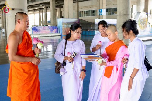 ภาพ No.338545:วันที่ 24 มิถุนายน - 5 กรกฎาคม พ.ศ.2569 ต้อนรับชาวต่างชาติจากประเทศโปแลนด์ มาเลเซีย อินเดีย บังคลาเทศ  และศรีลังกา เยี่ยมชมวัด นั่งสมาธิ และกราบสักการะพระมหาธรรมกายเจดีย์ ณ วัดพระธรรมกาย