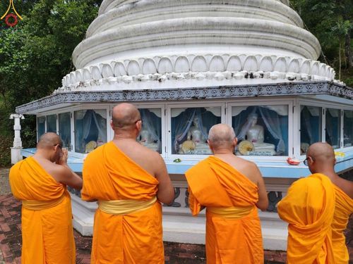 ภาพ No.97494:วัดพระธรรมกาย ร่วมบุญกฐินศรีลังกา ณ วัดศรีเอลวาร่า วรดานารามายะ  มาตาเล ศรีลังกา เชื่อมสัมพันธไมตรี สร้างสามัคคีสงฆ์ โดยมีพระครูสมุห์สนิทวงศ์ วุฑฺฒิวํโส, ดร.  เป็นผู้แทนวัดพระธรรมกาย ถวายกฐินในครั้งนี้ วันที่ 19 พฤศจิกายน พ.ศ. 2566