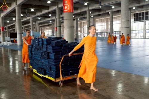 ภาพ No.220727:วันที่ 24-25 เมษายน พ.ศ. 2568 การเก็บงาน ผ้ารับประเคน ผ้าระบาย โต๊ะ เก้าอี้  ภายหลังงานวันคุ้มครองโลก ณ วัดพระธรรมกาย