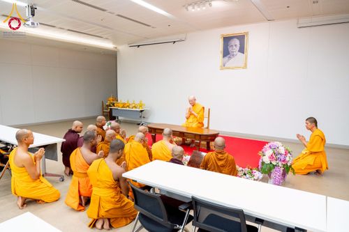 ภาพ No.222551:วันที่ 21 เมษายน พ.ศ. 2568 หลวงพ่อทัตตชีโวต้อนรับคณะสงฆ์บังกลาเทศ ณ อาคาร 100 ปี คุณยายมหารัตนอุบาสิกาจันทร์ ขนนกยูง วัดพระธรรมกาย