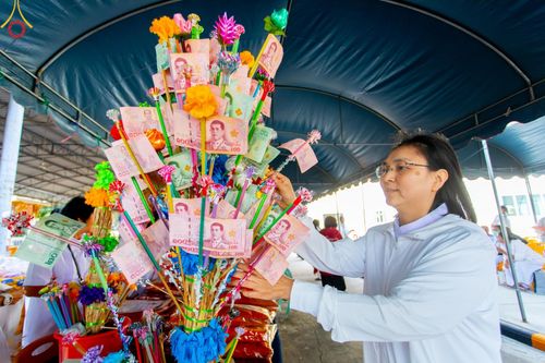 ภาพ No.189265:พิธีทอดผ้าป่าทำนุบำรุงศาสนสถาน ในโครงการธรรมยาตรา กตัญญูบูชา มหาปูชนียาจารย์ พระมงคลเทพมุนี(สด จนฺทสโร) พระผู้ปราบมาร อนุสรณ์สถาน 7 แห่ง ปีที่ 13 ณ วัดใหม่นพรัตน์  ต.เนินพระปรางค์ อ.สองพี่น้อง จ.สุพรรณบุรี วันที่ 5 มกราคม พ.ศ. 2568