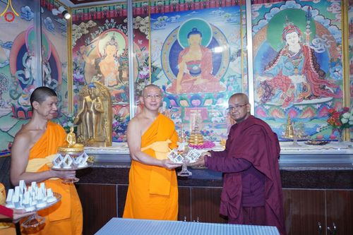 ภาพ No.80593:พิธีถวายพระบรมสารีริกธาตุแด่พระเดชพระคุณหลวงพ่อดร. ไมตรี ศากยะ เจ้าอาวาสวัดอานันทกุฏิ เพื่อประดิษฐานในเจดีย์สภาสงฆ์นิกายเถรวาท มหายานและวัชรยานแห่งเนปาล (Dharmodaya Sabha) ณ ลุมพินี ประเทศเนปาล  วันที่ 1 พฤษภาคม พ. ศ. 2566