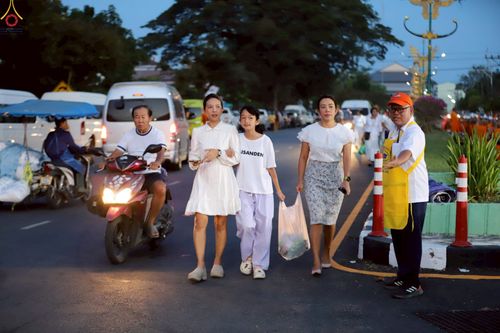 ภาพ No.235105:วันอาทิตย์ที่ 27 กรกฎาคม พ.ศ. 2568 พิธีตักบาตรพระ1,000 รูป ทำบุญเมืองพัทลุง ประธานสงฆ์ พระปริยัติวชิโรดม  เจ้าคณะจังหวัดพัทลุง ประธานฆราวาส นายรัฐศาสตร์ ชิดชู  ผู้ว่าราชการจังหวัดพัทลุง