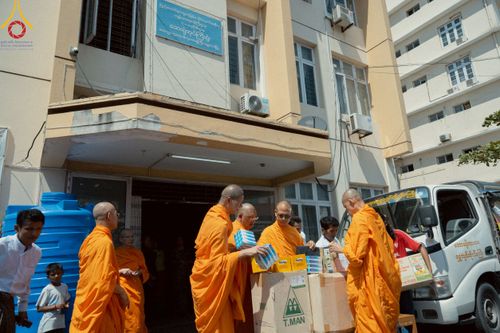 ภาพ No.220257:วันที่ 17 เมษายน พ.ศ. 2568 ผู้แทนวัดพระธรรมกาย ลงพื้นที่เยียวยา ซับน้ำตาเหยื่อแผ่นดินไหวมัณฑะเลย์