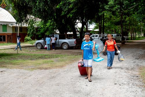 ภาพ No.235350:วันที่ 30-31 กรกฎาคม พ.ศ. 2568 วัดพระธรรมกาย มูลนิธิธรรมกาย ร่วมกับศูนย์ส่งเสริมศีลธรรมจังหวัดสุรินทร์ เปิดศูนย์พักพิงชั่วคราวเพื่อช่วยเหลือประชาชน ผู้อพยพจากเหตุปะทะกันตามแนวชายแดน ไทย-กัมพูชา ตั้งแต่วันที่ 24 กรกฎาคม พ.ศ.2568 เป็นต้นไป