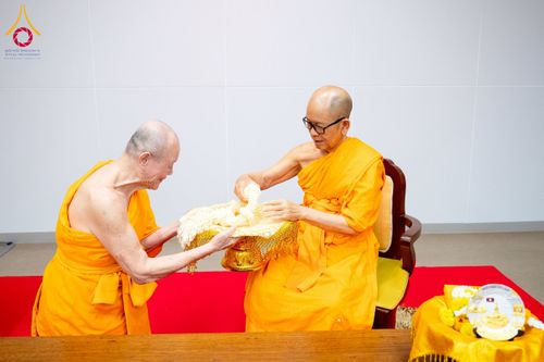 ภาพ No.222394:วันที่ 21 เมษายน พ.ศ. 2568 หลวงพ่อทัตตชีโวต้อนรับคณะสงฆ์ สปป.ลาว ณ อาคาร 100 ปี คุณยายมหารัตนอุบาสิกาจันทร์ ขนนกยูง วัดพระธรรมกาย