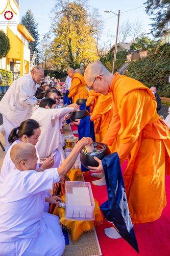 ภาพ No.100900:พิธีทอดกฐินบรมจักรพรรดิสร้างทุกสิ่ง ณ วัดพระธรรมกายออเรกอน ประเทศสหรัฐอเมริกา  วันอาทิตย์ ที่ 26 พฤศจิกายน พ.ศ. 2566