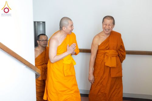 ภาพ No.265793:วันที่ 2 พฤศจิกายน พ.ศ. 2568 วัดพระธรรมกายเมลเบิร์น ได้มีโอกาสถวายการต้อนรับ พระเดชพระคุณ พระเทพปริยัติโสภณ เจ้าคณะจังหวัดกาญจนบุรี และเจ้าอาวาสวัดไชยชุมพลชนะสงคราม