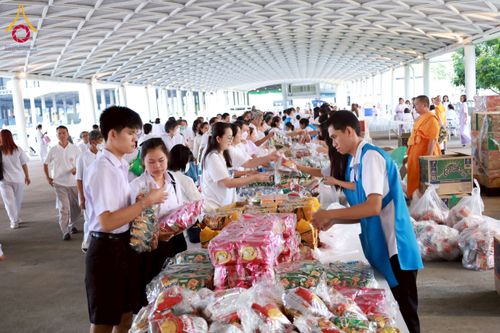 ภาพ No.231972:วันอาทิตย์ที่ 6 กรกฏาคม พ.ศ. 2568 พิธีตักบาตร ข้าวสารอาหารแห้ง  พิธีบูชาข้าวพระ สัมมนาพิเศษราชเหล็ก ณ สภาธรรมกายสากล วัดพระธรรมกาย