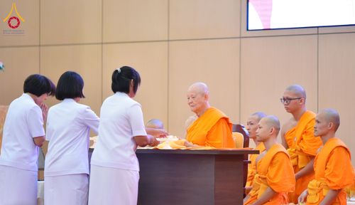 ภาพ No.161620:พิธีรับดวงแก้วนักเรียนบาลี ผู้สมัครสอบในนามวัดพระธรรมกาย วันพุธที่ 2 ตุลาคม พ.ศ. 2567 ณ เทวสภา อาคารร้อยปีคุณยายอาจารย์ฯ วัดพระธรรมกาย จ.ปทุมธานี