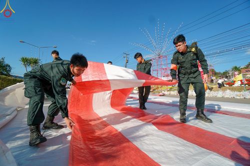 ภาพ No.187101:พิธีตักบาตรพระ ๕๐๐ รูป "สร้างบุญใหญ่ ส่งท้ายปีเก่า ต้อนรับปีใหม่ ๒๕๖๘" วันเสาร์ที่ ๒๘ ธันวาคม พ.ศ. ๒๕๖๗ ณ ถนนหน้าที่ว่าการอำเภอภูเรือ จังหวัดเลย