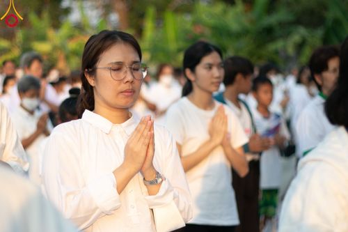 ภาพ No.112123:พิธีจุดประทีปถวายเป็นพุทธบูชา และบูชาธรรมมหาปูชนียาจารย์ พระมงคลเทพมุนี(สด จนฺทสโร) ในโครงการธรรมยาตรา กตัญญูบูชา มหาปูชนียาจารย์ พระมงคลเทพมุนี(สด จนฺทสโร) พระผู้ปราบมาร อนุสรณ์สถาน 7 แห่ง ปีที่ 12 วันที่ 14 มกราคม พ.ศ. 2567 ณ วัดสองพี่น้อง อ.สองพี่น้อง