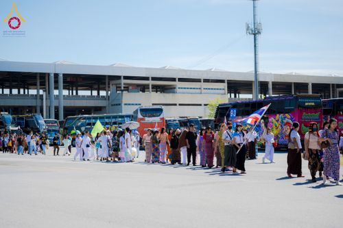 ภาพ No.143628:พิธีถวายผ้าไตร, สวดธรรมจักร, ปฏิบัติธรรม และฟังแสดงพระธรรมเทศนา ภาษาเมียนมา โดยมีสาธุชนชาวเมียนมากว่า 4,000 คน เข้าร่วมพิธี ณ มหารัตนวิหารคด วัดพระธรรมกาย วันอาทิตย์ที่ 7 กรกฎาคม พ.ศ. 2567