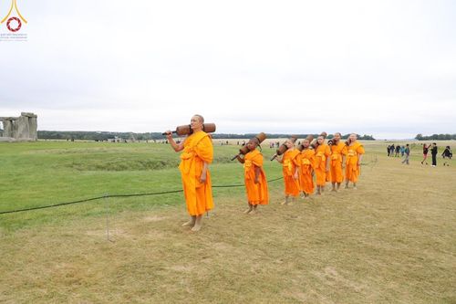 ภาพ No.150426:คณะสงฆ์และสามเณร  วัดพระธรรมกายลอนดอน สหราชอาณาจักร จัดบิณฑบาตและนั่งสมาธิที่ Stonehenge วันพุธที่ 14 สิงหาคม  พ.ศ. 2567