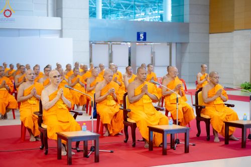 ภาพ No.180766:พิธีถวายภัตตาหารเมนูสวรรค์ และพิธีถวายอุปกรณ์กันหนาว แด่คณะพระภิกษุสามเณรวัดพระธรรมกาย วันอาทิตย์ที่ 8 ธันวาคม พ.ศ.2567 ณ สภาธรรมกายสากล วัดพระธรรมกาย