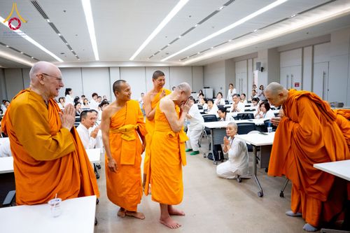 ภาพ No.222470:วันที่ 21 เมษายน พ.ศ. 2568 หลวงพ่อทัตตชีโวต้อนรับคณะสงฆ์จีน ณ อาคาร 100 ปี คุณยายมหารัตนอุบาสิกาจันทร์ ขนนกยูง วัดพระธรรมกาย