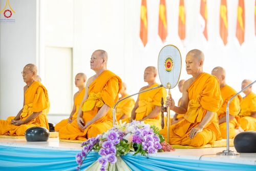 ภาพ No.177528:พิธีตักบาตรและพิธีบูชาข้าวพระ ในวันอาทิตย์ต้นเดือนที่ 1 ธันวาคม พ.ศ. 2567 ณ สภาธรรมกายสากล วัดพระธรรมกาย