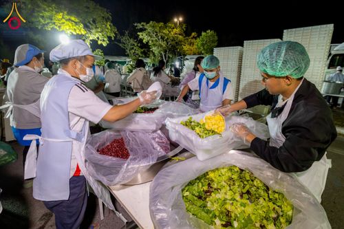 ภาพ No.193670:สาธุชนถวายภัตตาหารเป็นสังฆทาน แด่พระธรรมยาตรา ณ อนุสรณ์สถานมหาวิหารพระมงคลเทพมุนี (โลตัสแลนด์) อ.สองพี่น้อง จ.สุพรรณบุรี ในโครงการธรรมยาตรา กตัญญูบูชา มหาปูชนียาจารย์ พระมงคลเทพมุนี(สด จนฺทสโร) พระผู้ปราบมาร ปีที่ 13 วันที่ 12 มกราคม พ.ศ.2568