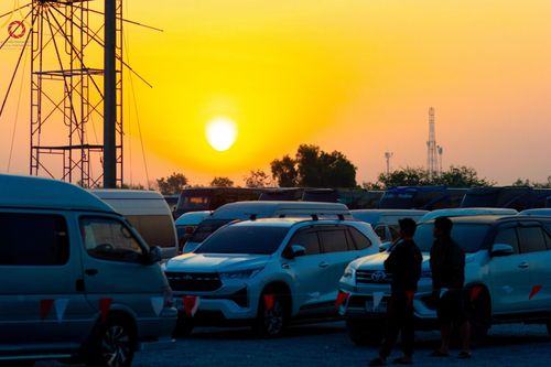 ภาพ No.107488:พิธีตักบาตรพระธรรมยาตราฯ ในโครงการธรรมยาตรากตัญญูบูชา มหาปูชนียาจารย์ พระมงคลเทพมุนี(สด จนฺทสโร) พระผู้ปราบมาร ปีที่ 12 ณ อนุสรณ์สถานมหาวิหารพระมงคลเทพมุนี อ.สองพี่น้อง จ.สุพรรณบุรี วันที่ 7 มกราคม พ.ศ. 2567