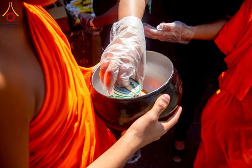 ภาพ No.225605:วันที่ 5 พฤษภาคม พ.ศ. 2568 พิธีบิณฑบาตรอบเมืองนูวราอิลิย่า ฉลองเทศกาลวิสาขบูชา แห่งชาติประเทศศรีลังกา