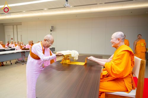 ภาพ No.223071:วันที่ 24 เมษายน พ.ศ. 2568 หลวงพ่อทัตตชีโวต้อนรับคณะเมียนมา อุบาสก อุบาสิกา 180 คน ณ อาคาร 100 ปี คุณยายมหารัตนอุบาสิกาจันทร์ ขนนกยูง วัดพระธรรมกาย