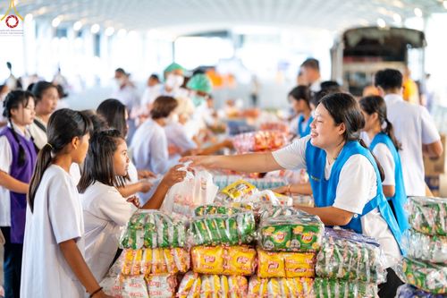 ภาพ No.89401:พิธีตักบาตร ข้าวสารอาหารแห้ง พิธีบูชาข้าวพระ และพิธีจุดเทียนใจ ไฟนิรันดร์  อนันตชัย ณ สภาธรรมกายสากล วัดพระธรรมกาย วันอาทิตย์ที่ 1 ตุลาคม พ.ศ. 2566