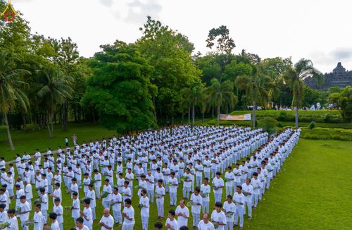 ภาพ No.102717:พิธีตัดปอยผม และปลงผมธรรมทายาท ชาวอินโดนีเซียกว่า 1,000 คน ณ มหาเจดีย์บุโรพุทโธ ประเทศอินโดนีเซีย อบรมระหว่างวันที่ 16-28 ธันวาคม พ.ศ. 2566