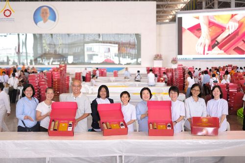 ภาพ No.212209:วันพุธที่ 19 มีนาคม พ.ศ. 2568 การบรรจุไทยธรรมลงกล่องสำเร็จ 43,500 กล่อง เพื่อถวายแด่พระสังฆาธิการ 40,000 กว่าวัดทั่วไทย ในวันคุ้มครองโลก 22 เมษายน พ.ศ. 2568 ณ บ้านแก้วเรือนทองคุณยายฯ วัดพระธรรมกาย