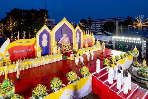 ภาพ No.235093:วันจันทร์ที่ 28 กรกฎาคม พ.ศ. 2568 พิธีถวายเครื่องราชสักการะและวางพานพุ่ม และพิธีจุดเทียนถวายพระพรชัยมงคล เนื่องในโอกาสวันเฉลิมพระชนมพรรษา พระบาทสมเด็จพระวชิรเกล้าเจ้าอยู่หัว ณ บริเวณหน้าอาคารสำนักงาน เทศบาลเมืองคลองหลวง จ.ปทุมธานี