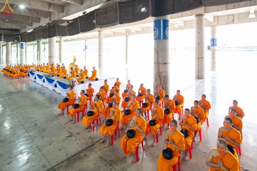 ภาพ No.85682:พิธีตักบาตรฉลองพระใหม่ ในโครงการบรรพชาอุปสมบทหมู่รุ่นเข้าพรรษา ณ วิหารคด 30 วัดพระธรรมกาย วันที่ 13 สิงหาคม พ.ศ. 2566