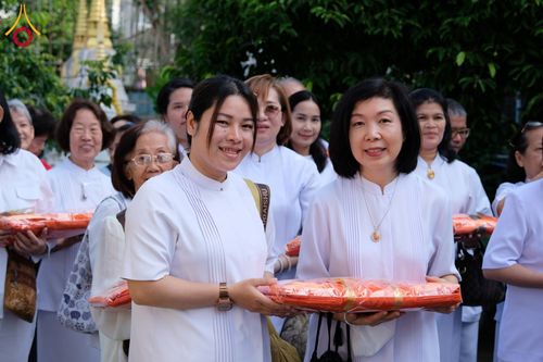 ภาพ No.182546:พิธีทอดกฐิน ณ วัดจันทร์นอก กรุงเทพมหานคร  ในโครงการทอดกฐินสามัคคีทั่วไทย 30,000 วัด บูชาธรรม 80 ปี หลวงพ่อธัมมชโย โดยคณะศิษยานุศิษย์วัดพระธรรมกาย วันที่ 10 พฤศจิกายน พ.ศ. 2567