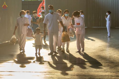 ภาพ No.80779:พิธีตักบาตร , พิธีบูชาข้าวพระในวันอาทิตย์ต้นเดือน วันที่ 7 พฤษภาคม พ.ศ. 2566 ณ วัดพระธรรมกาย