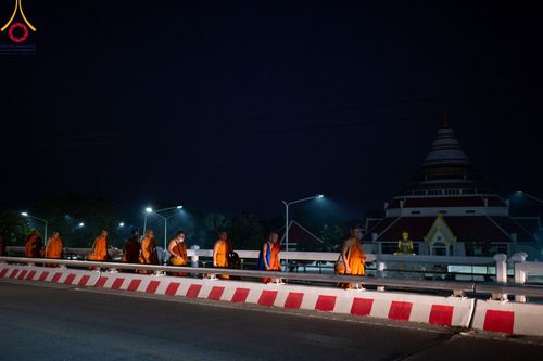 ภาพ No.101771:ตักบาตรพระ 10,000 รูป เติมบุญให้แผ่นดิน เนื่องในโอกาส 192 ปี จังหวัดกาญจนบุรี หนึ่งในโครงการตักบาตรพระ 2,000,000 รูป  77 จังหวัดทุกวัดทั่วไทย วันจันทร์ที่ 11 ธันวาคม พ.ศ. 2566 บริเวณถนนสองแคว (SKY WALK) เมืองกาญจนบุรี