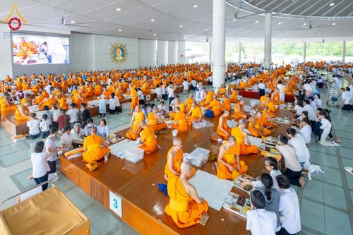 ภาพ No.210566:วันเสาร์ที่ 8 มีนาคม พ.ศ. 2568 พิธีสวดพระพุทธมนต์ และถวายภัตตาหารเมนูสวรรค์แด่พระภิกษุ สามเณร ณ หอฉันคุณยายอาจารย์ฯ วัดพระธรรมกาย