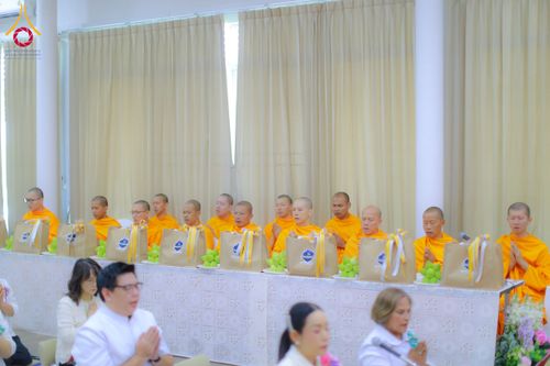 ภาพ No.197509:พิธีถวายสังฆทานคณะสงฆ์ 2 นิกายเชื่อมสัมพันธ์ไทย-เกาหลี วันอาทิตย์ที่ 5 มกราคม พ.ศ. 2568 ณ อาคารชมรมภาวนารักษ์ วัดพระธรรมกาย อำเภอคลองหลวง จังหวัดปทุมธานี