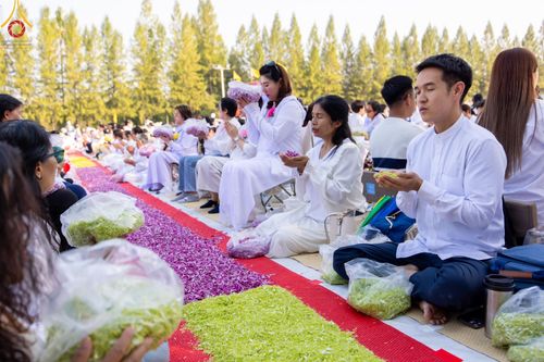 ภาพ No.190567:พิธีต้อนรับพระธรรมยาตรา ณ อนุสรณ์สถาน สถานที่ตั้งมโนปณิธานบวชตลอดชีวิต อนุสรณ์สถานคลองบางนางแท่น อ.สามพราน จ.นครปฐม ในโครงการธรรมยาตรา กตัญญูบูชา มหาปูชนียาจารย์ พระมงคลเทพมุนี(สด จนฺทสโร) พระผู้ปราบมาร อนุสรณ์สถาน 7 แห่ง ปีที่ 13 วันที่ 7 ม.ค.2568