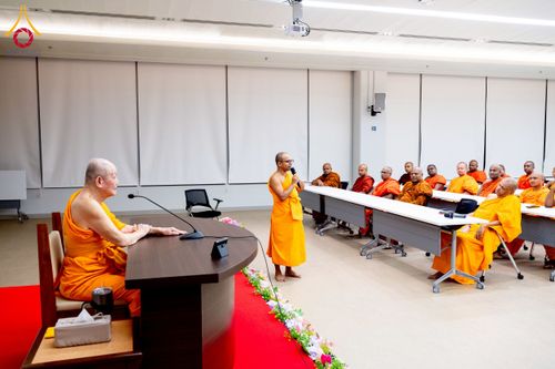 ภาพ No.222512:วันที่ 21 เมษายน พ.ศ. 2568 หลวงพ่อทัตตชีโวต้อนรับคณะสงฆ์ศรีลังกา ณ อาคาร 100 ปี คุณยายมหารัตนอุบาสิกาจันทร์ ขนนกยูง วัดพระธรรมกาย