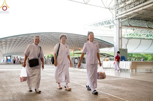 ภาพ No.136516:พิธีตักบาตร พิธีบูชาข้าวพระ ในวันอาทิตย์ต้นเดือนที่ 5 พฤษภาคม พ.ศ. 2567 ณ วัดพระธรรมกาย จ.ปทุมธานี