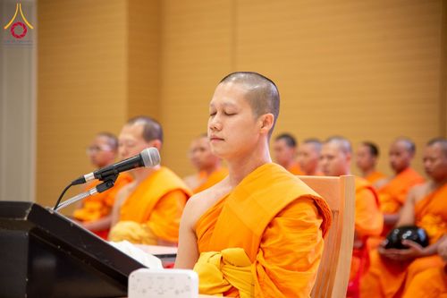 ภาพ No.60728:พิธีตักบาตรพระภิกษุสามเณร ธรรมทายาทระดับอุดมศึกษา วันเสาร์ที่ 20 เมษายน พ.ศ. 2567 ณ ห้องปฎิบัติธรรม ชั้นลอย มหารัตนวิหารคด 13 วัดพระธรรมกาย จ.ปทุมธานี