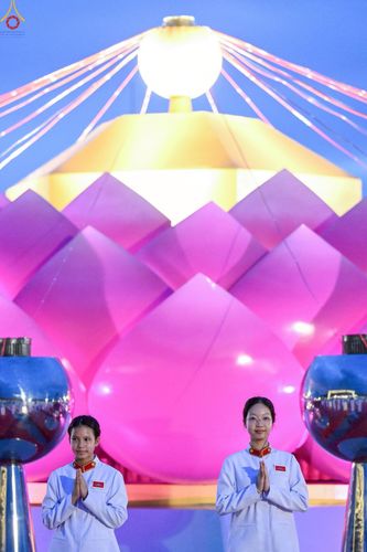 ภาพ No.253593:วันที่ 10 ตุลาคม พ.ศ. 2568 พิธีจุดประทีปบูชาพระผู้ปราบมาร, พิธีจุดประทีปบนพระมหาธรรมกายเจดีย์  20,000 ดวง เนื่องในวันคล้ายวันเกิดครบรอบ 141 ปี พระมงคลเทพมุนี (สด จนฺทสโร)