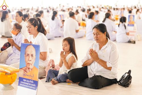 ภาพ No.133859:พิธีขอขมามอบผ้าไตร โครงการบรรพชาสามเณร ศูนย์อบรมวัดพระธรรมกาย ณ วัดพระธรรมกาย วันเสาร์ที่ 6 เมษายน พ.ศ. 2567