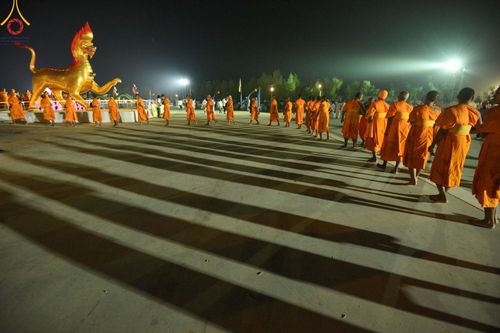 ภาพ No.200979:พิธีตักบาตรพระธรรมยาตรา ณ อนุสรณ์สถานลำดับที่ 5 สถานที่เผยแผ่วิชชาธรรมกายครั้งแรก อนุสรณ์สถานบางปลา วัดบางปลา อำเภอบางเลน จังหวัดนครปฐม ในโครงการธรรมยาตรา กตัญญูบูชา มหาปูชนียาจารย์ พระมงคลเทพมุนี(สด จนฺทสโร) พระผู้ปราบมาร อนุสรณ์สถาน 7 แห่ง ปีที่ 13