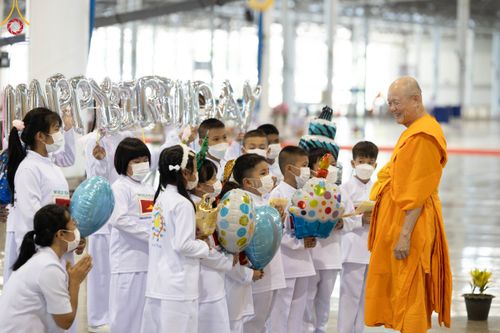 ภาพ No.102752:พิธีรับมอบต้นสมบัติจักรพรรดิ เพื่องานเผยแผ่พระพุทธศาสนาวิชชาธรรมกายไปทั่วโลก แด่ศูนย์ส่งเสริมศีลธรรมทั่วโลก 224 แห่ง วันอาทิตย์ที่ 17 ธันวาคม พ.ศ. 2566 ณ สภาธรรมกายสากล วัดพระธรรมกาย