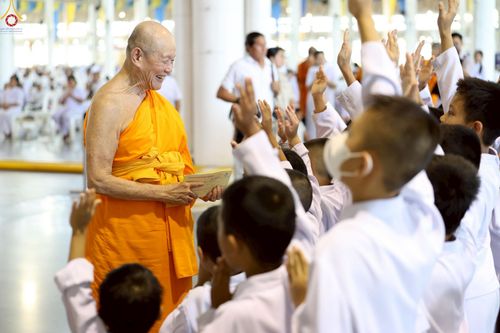 ภาพ No.236167:วันที่ 3 สิงหาคม พ.ศ. 2568 พิธีมุทิตาสักการะพระภิกษุ ผู้สอบได้เปรียญธรรม 9 ประโยค ระดับโลก ปีที่ 37, พิธีมอบโล่และทุนการศึกษา สำนักเรียนบาลีดีเด่นทั่วประเทศ ณ ห้องแก้วสารพัดนึก 1 วัดพระธรรมกาย