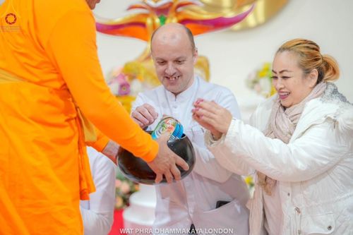 ภาพ No.159871:พิธีบูชาข้าวพระ วันอาทิตย์ต้นเดือน ณ วัดพระธรรมกายลอนดอน วันที่ 6 ตุลาคม พ.ศ. 2567