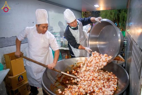 ภาพ No.194324:พิธีถวายภัตตาหารเป็นสังฆทาน แด่พระธรรมยาตรา ณ อนุสรณ์สถานมหาวิหารพระมงคลเทพมุนี (โลตัสแลนด์) อ.สองพี่น้อง จ.สุพรรณบุรี ในโครงการธรรมยาตรา กตัญญูบูชา มหาปูชนียาจารย์ พระมงคลเทพมุนี(สด จนฺทสโร) พระผู้ปราบมาร ปีที่ 13 วันที่ 13 มกราคม พ.ศ.2568