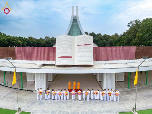 ภาพ No.159048:พิธีทอดผ้าป่าถวายทุนการศึกษาพระภิกษุสามเณรทั่วโลก และ พิธีถวายสังฆทานหนังสือพระไตรปิฏก 80 วัด บูชาธรรม 80 ปี หลวงพ่อธัมมชโย วันเสาร์ที่ 21 กันยายน พ.ศ. 2567 ณ โบสถ์พระไตรปิฏก วัดพระธรรมกาย